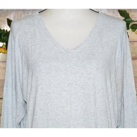 Cabi Ladies M Light Gray Silver Long Sleeve Knit Top V-Neck Stretch Ribbed - Picture 2 of 7
